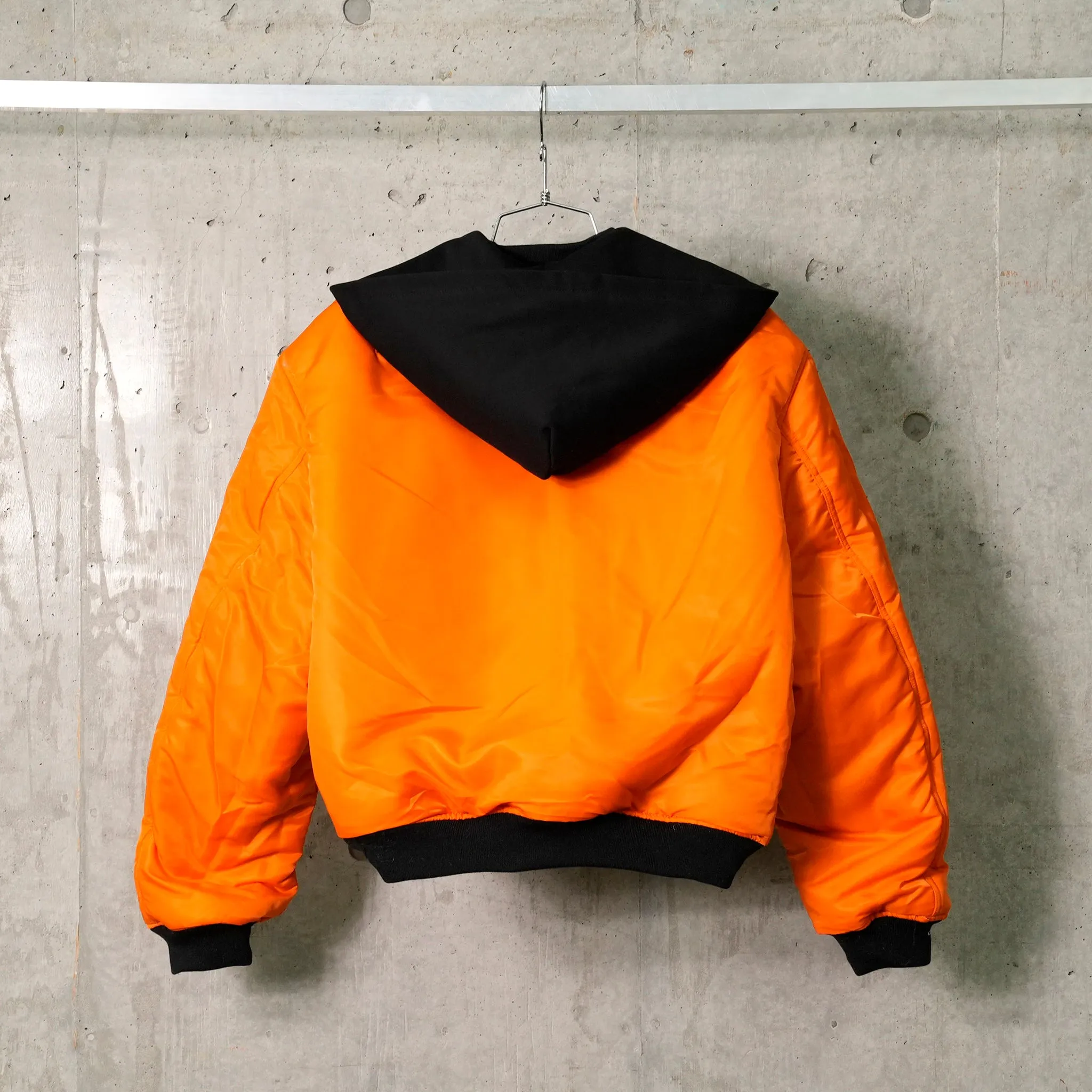 CROPPED DETACHABLE HOODED NYLON PADDE BOMBER JACKET / BLACK