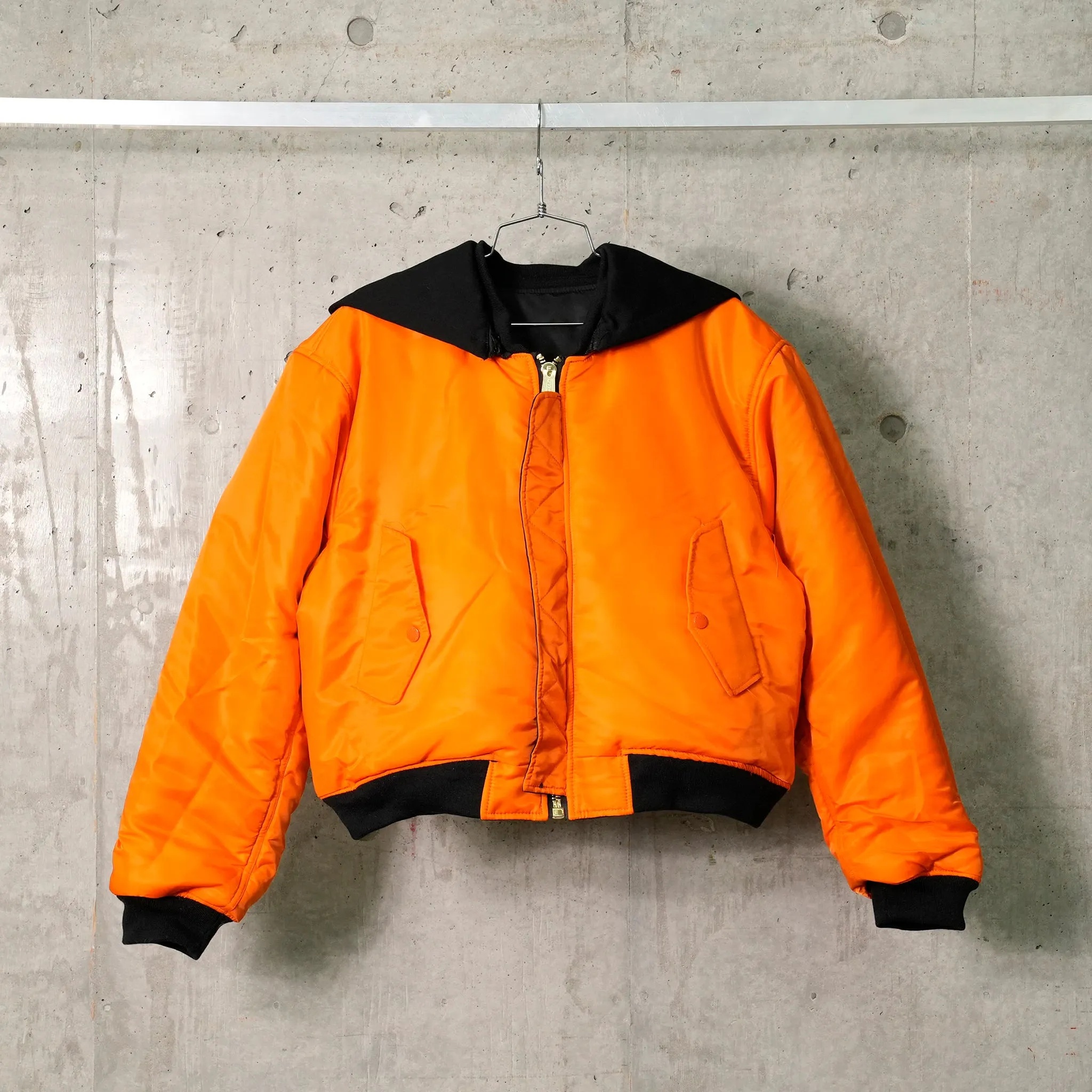 CROPPED DETACHABLE HOODED NYLON PADDE BOMBER JACKET / BLACK