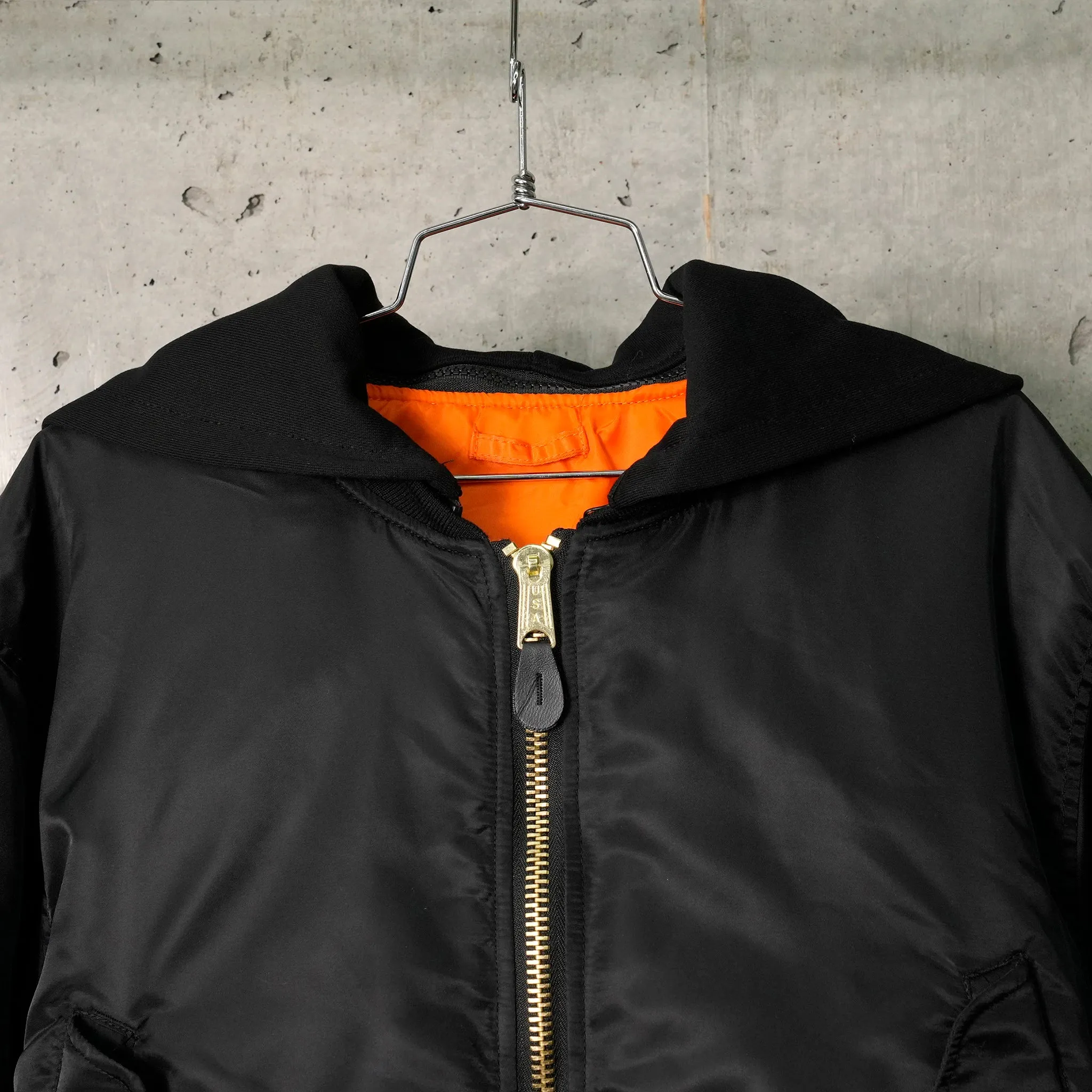 CROPPED DETACHABLE HOODED NYLON PADDE BOMBER JACKET / BLACK
