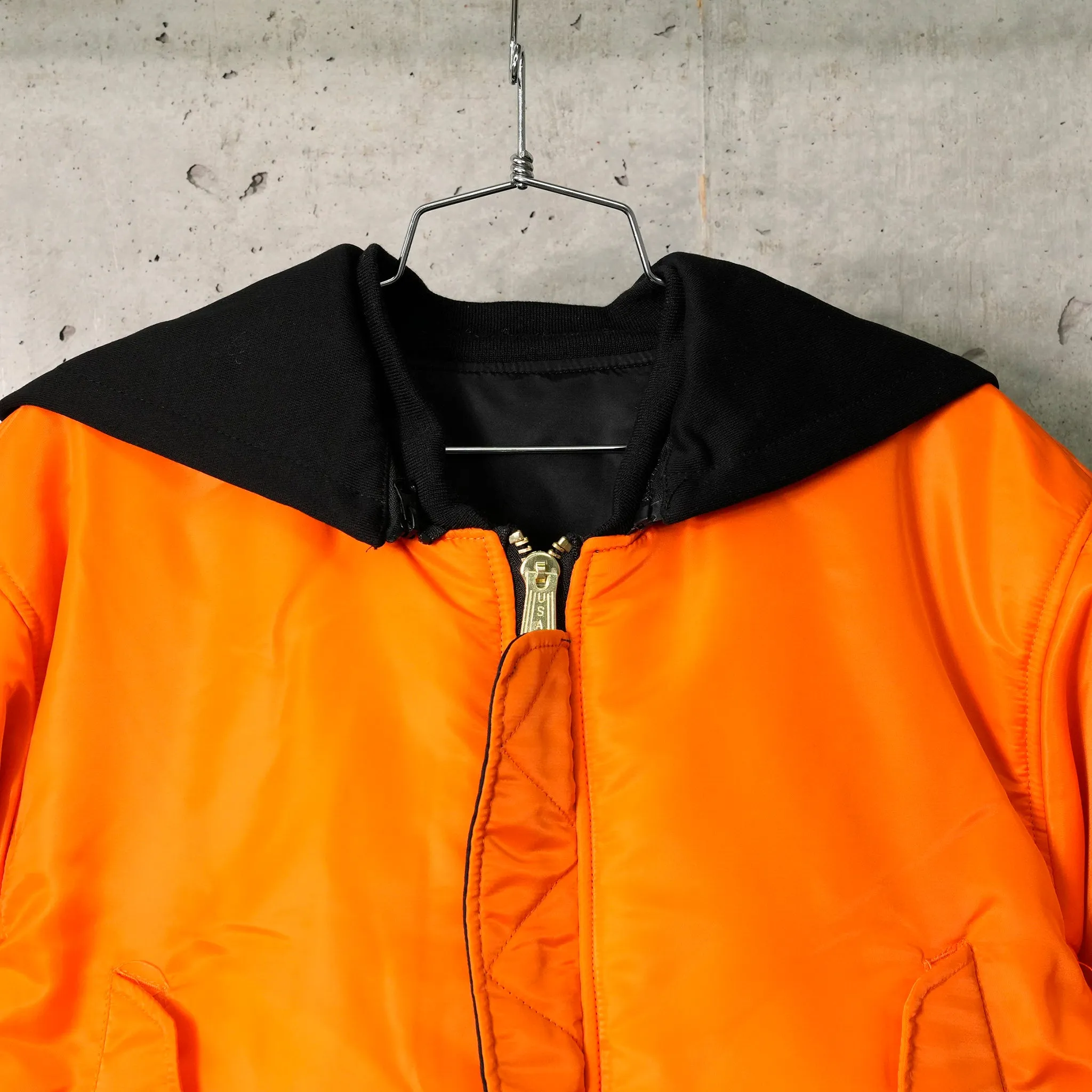 CROPPED DETACHABLE HOODED NYLON PADDE BOMBER JACKET / BLACK