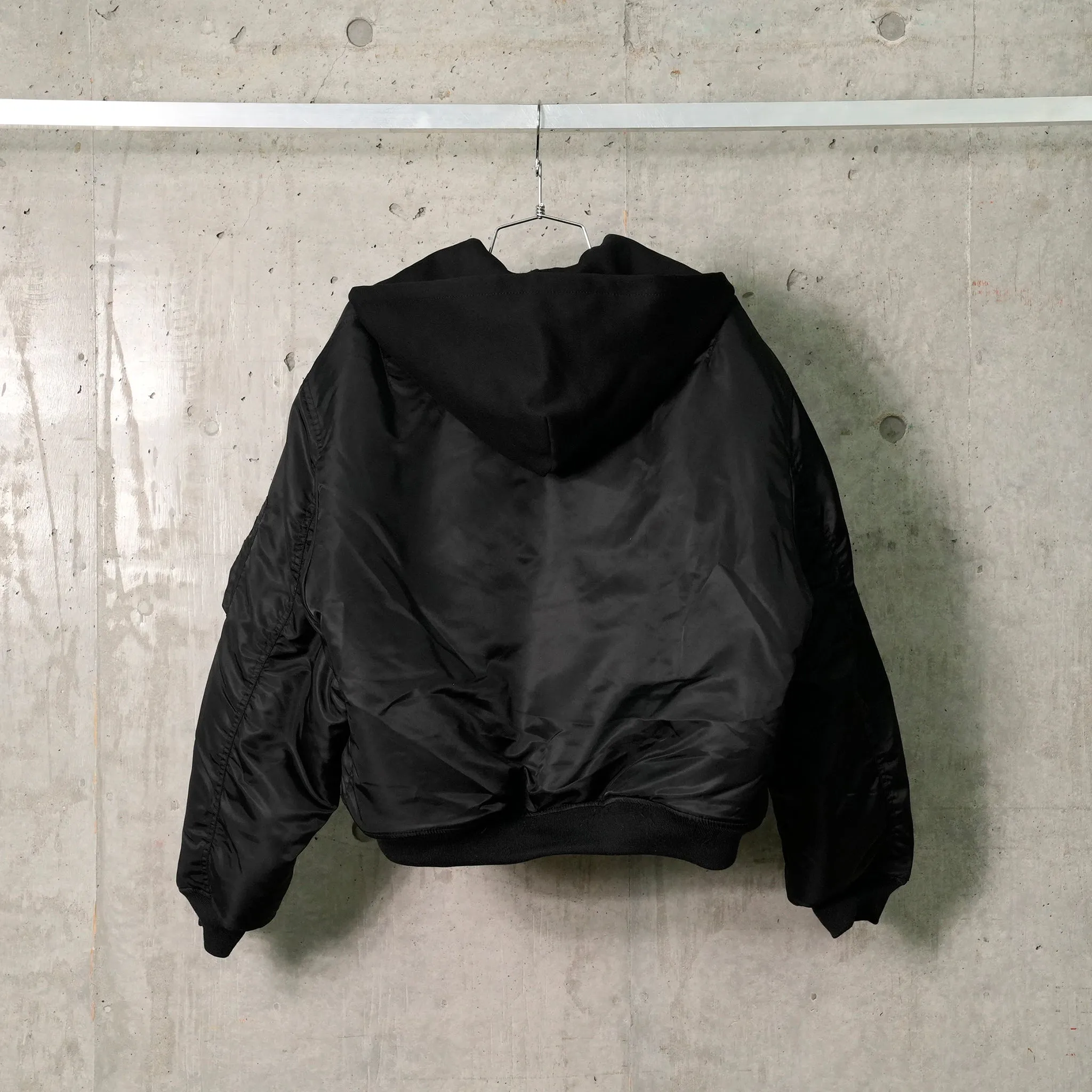 CROPPED DETACHABLE HOODED NYLON PADDE BOMBER JACKET / BLACK