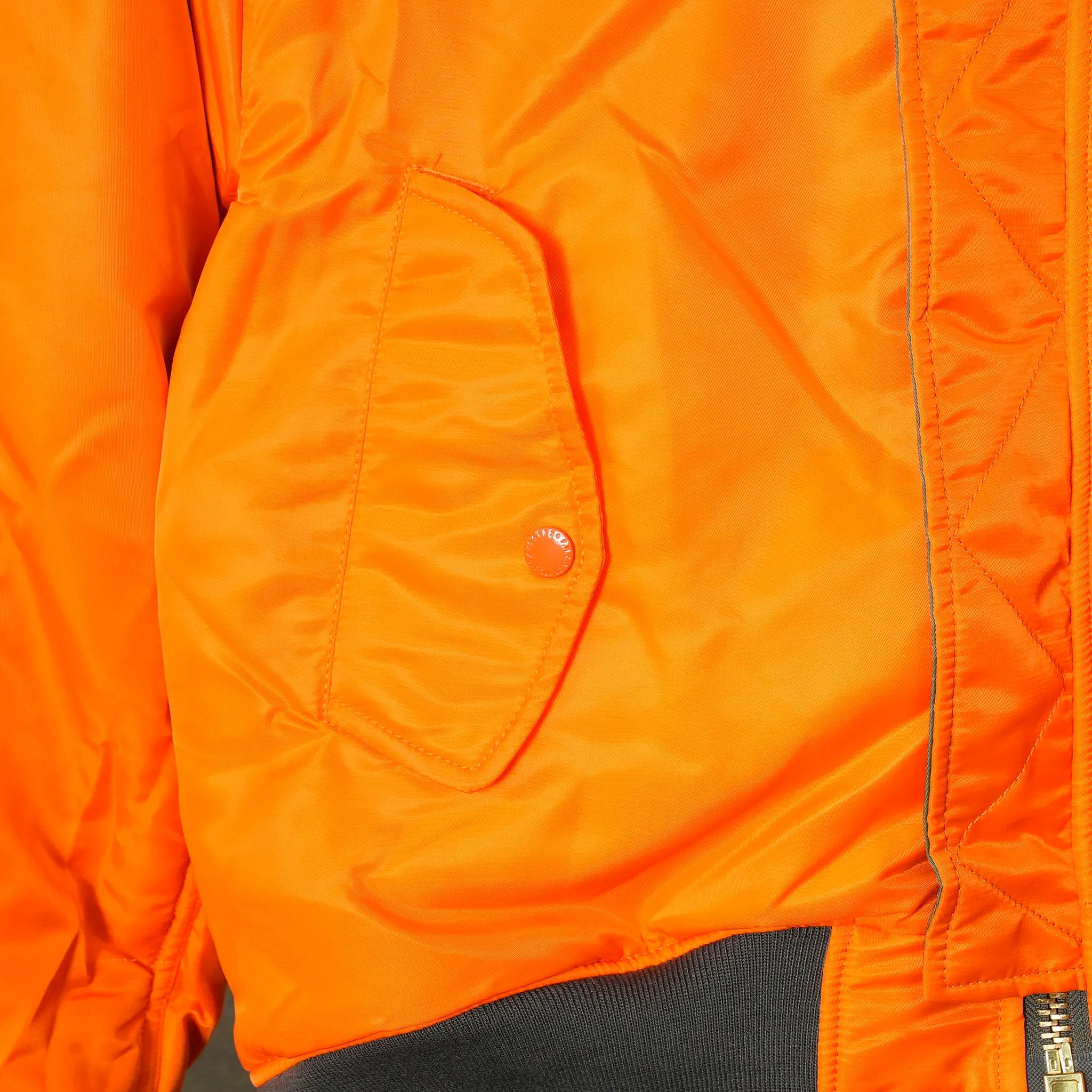 CROPPED DETACHABLE HOODED NYLON PADDE BOMBER JACKET / OLIVE DRAD