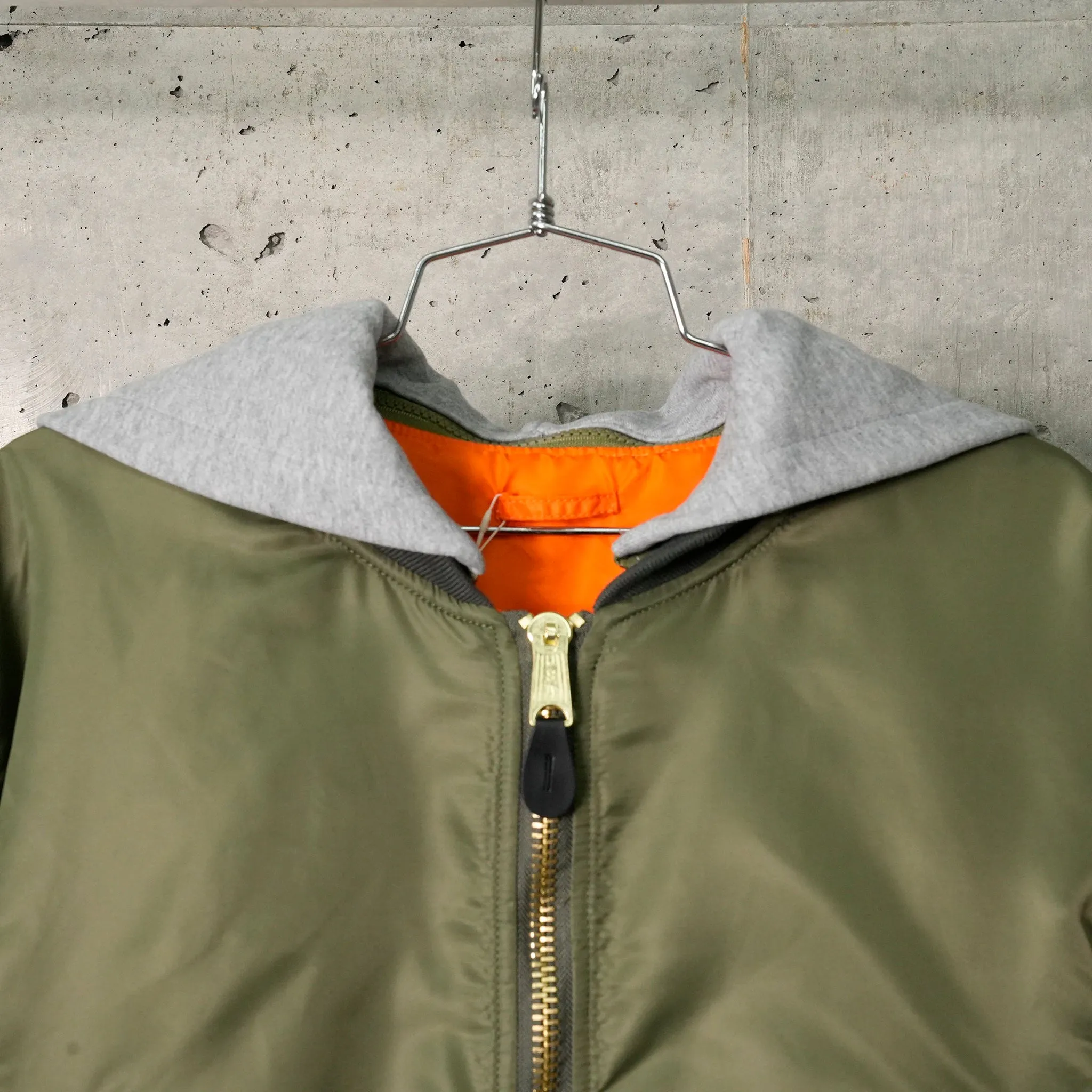CROPPED DETACHABLE HOODED NYLON PADDE BOMBER JACKET / OLIVE DRAD