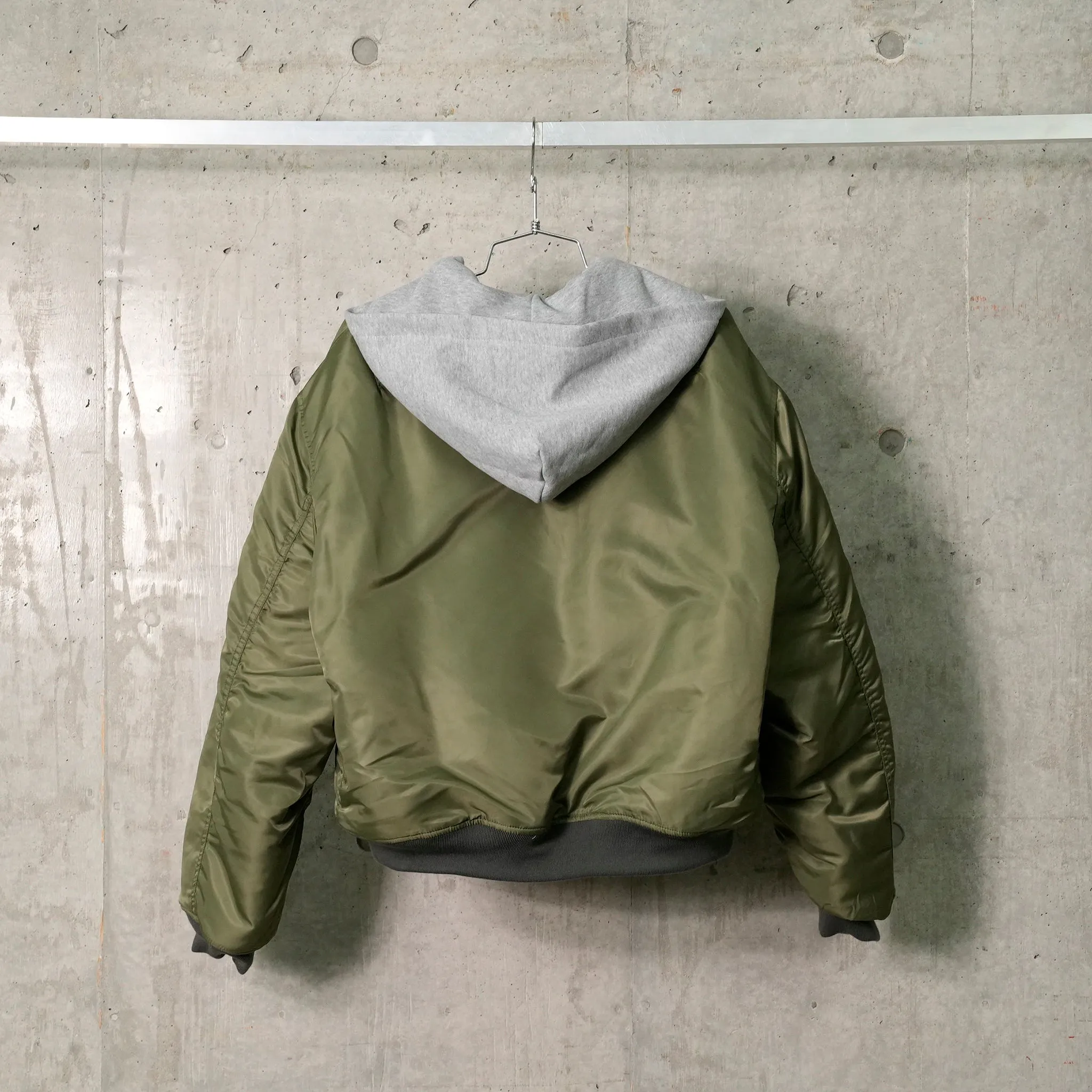 CROPPED DETACHABLE HOODED NYLON PADDE BOMBER JACKET / OLIVE DRAD