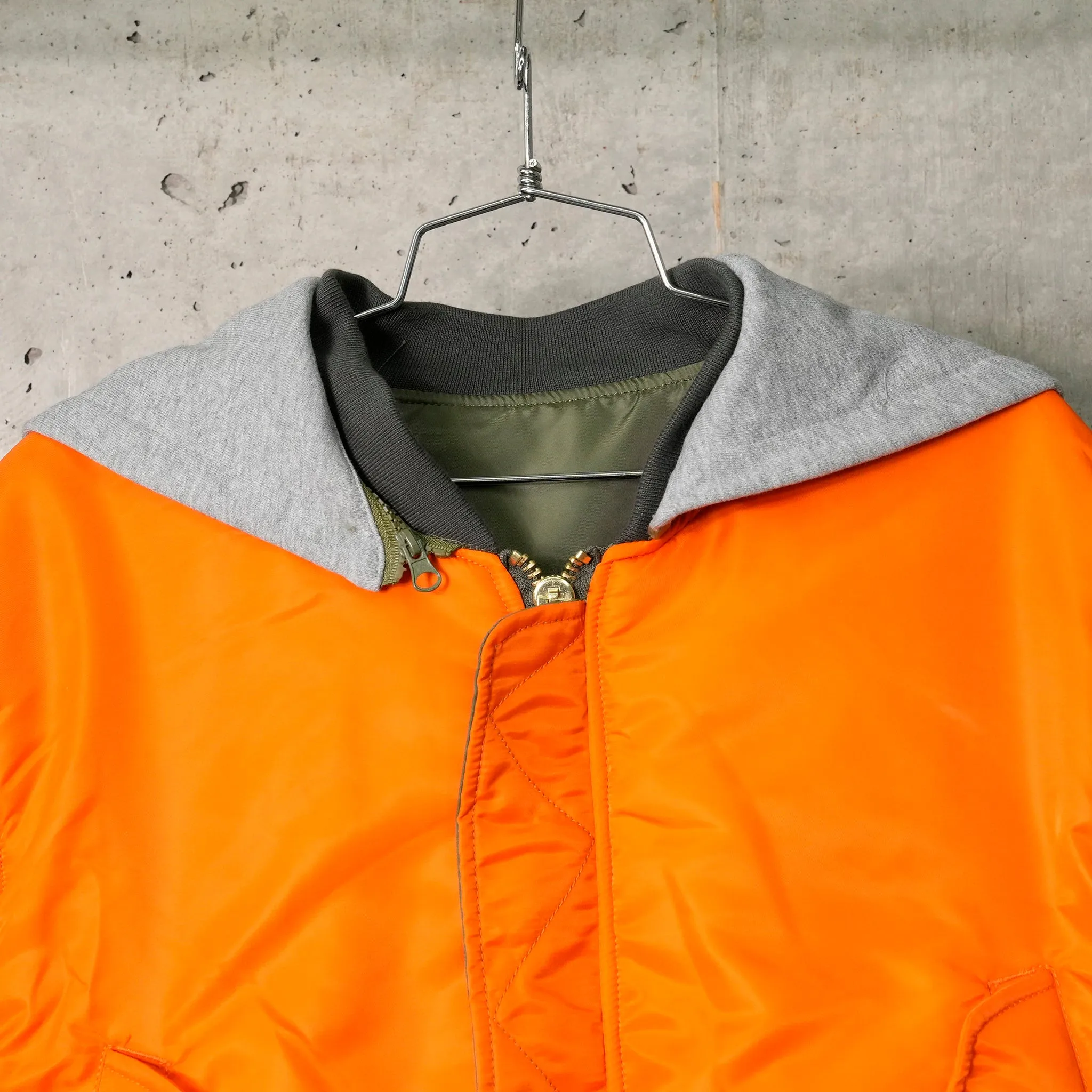 CROPPED DETACHABLE HOODED NYLON PADDE BOMBER JACKET / OLIVE DRAD