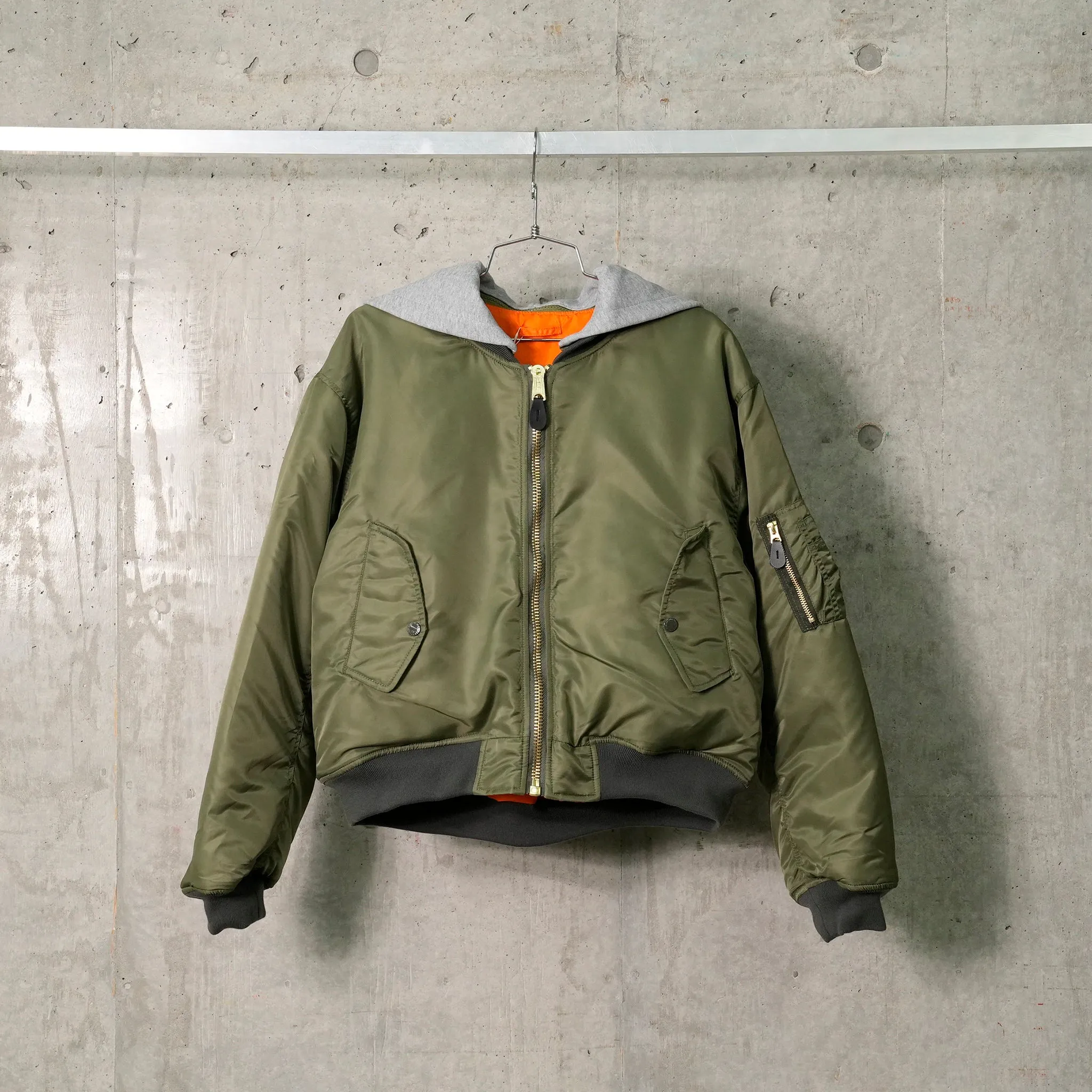 CROPPED DETACHABLE HOODED NYLON PADDE BOMBER JACKET / OLIVE DRAD