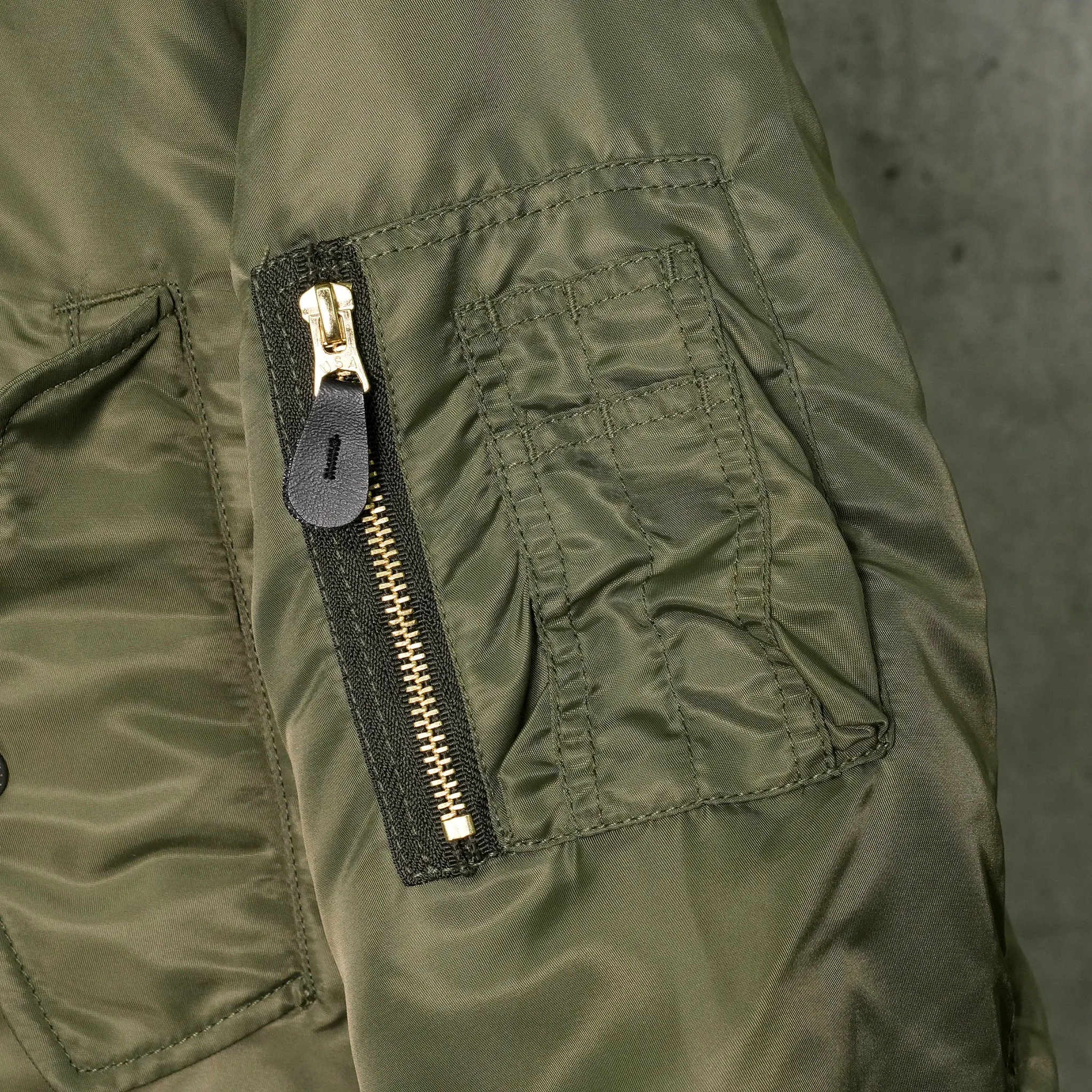 CROPPED DETACHABLE HOODED NYLON PADDE BOMBER JACKET / OLIVE DRAD
