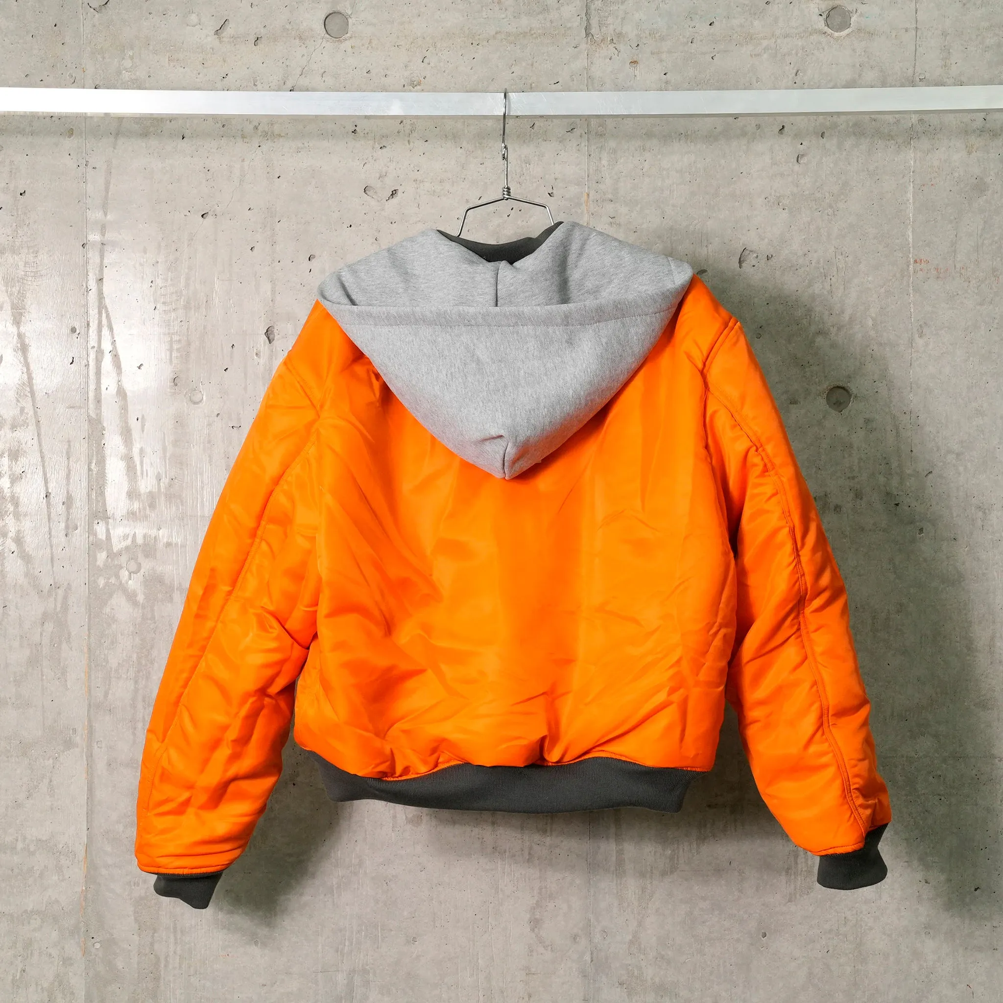 CROPPED DETACHABLE HOODED NYLON PADDE BOMBER JACKET / OLIVE DRAD