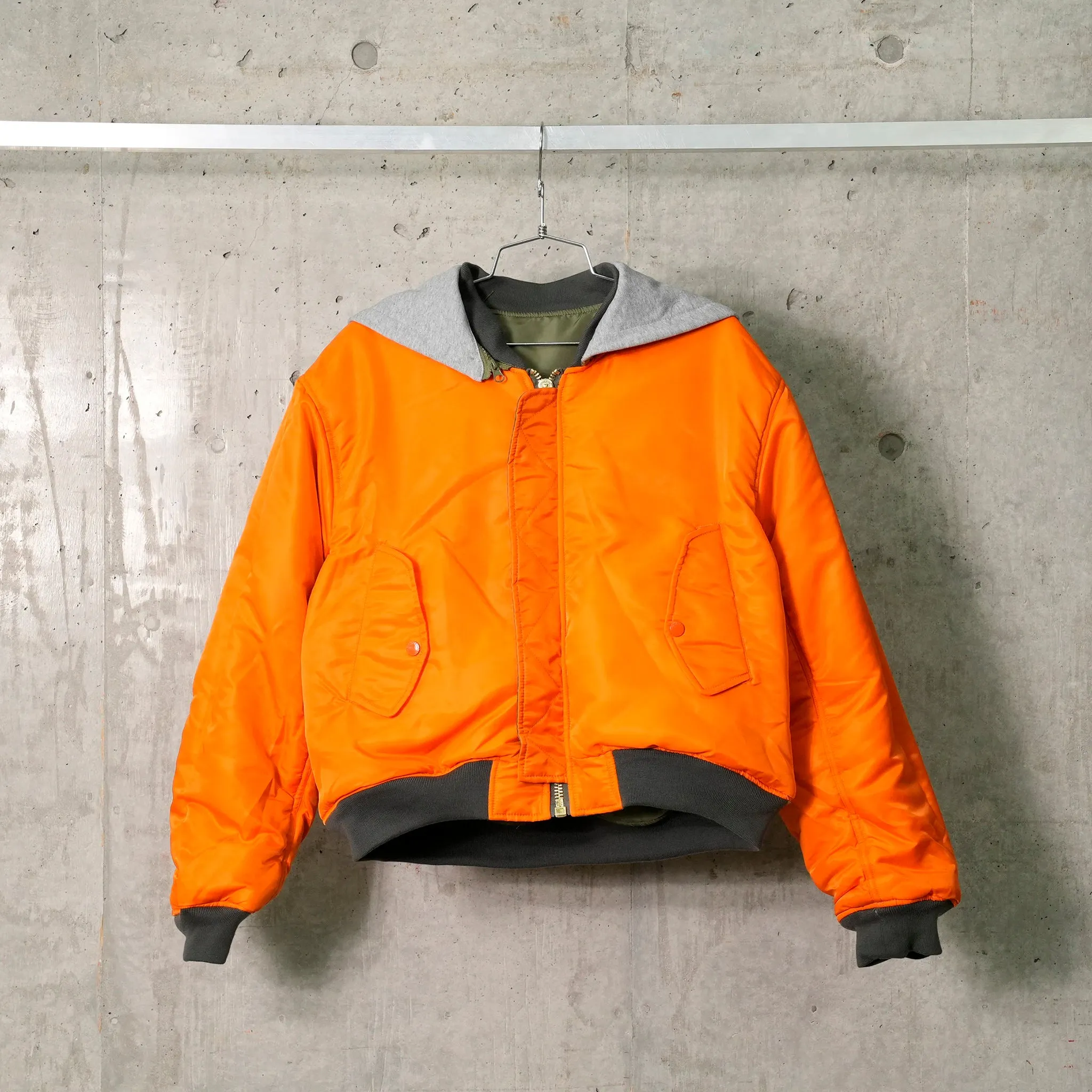 CROPPED DETACHABLE HOODED NYLON PADDE BOMBER JACKET / OLIVE DRAD