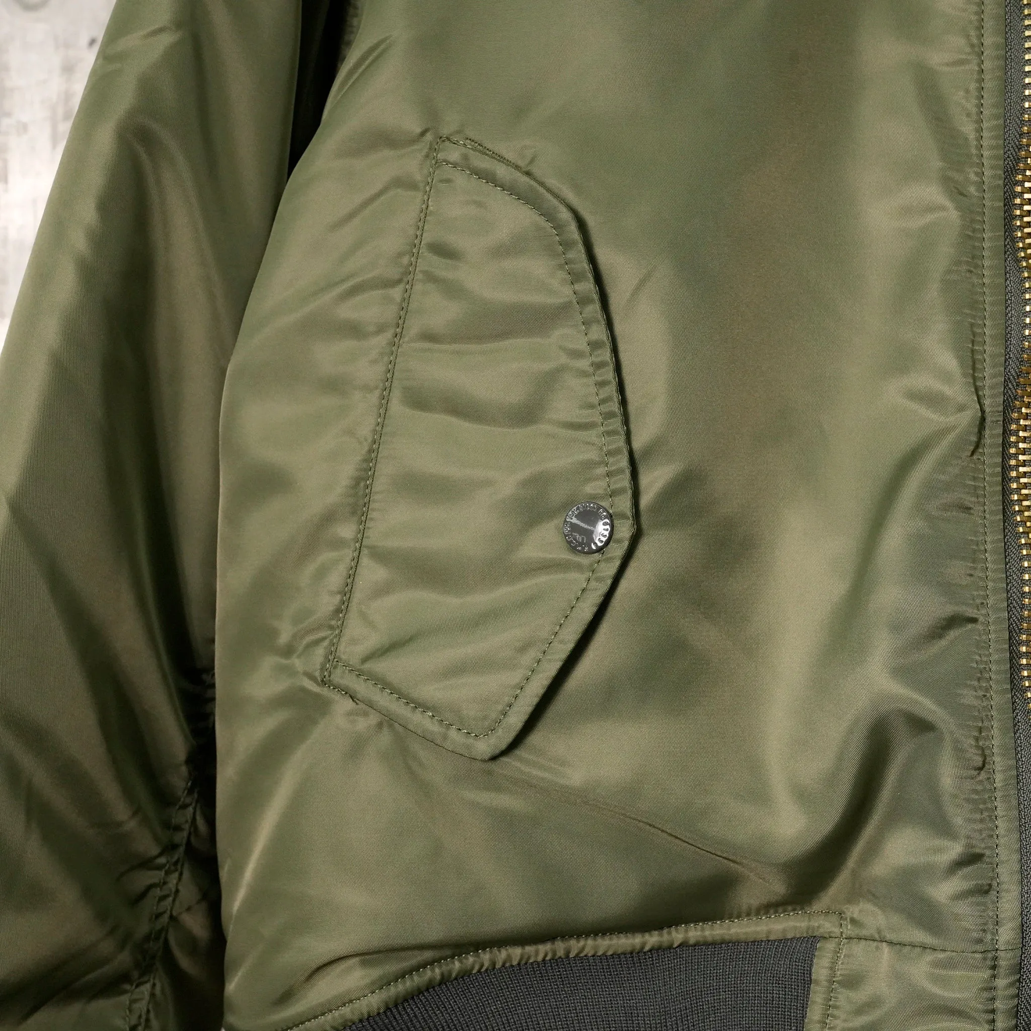 CROPPED DETACHABLE HOODED NYLON PADDE BOMBER JACKET / OLIVE DRAD