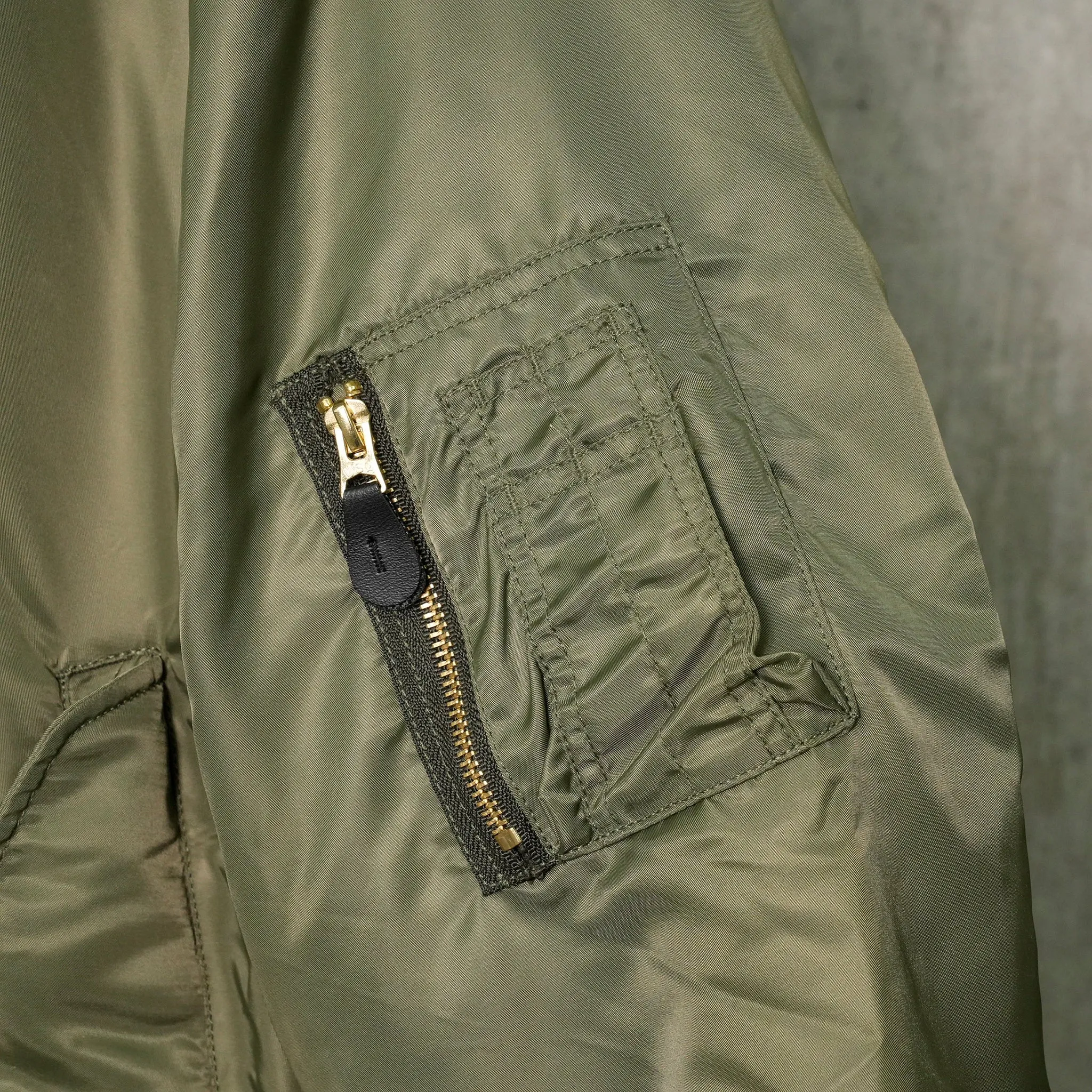 GIANT DETACHABLE HOODED NYLON PADDE BOMBER JACKET / OLIVE DRAD