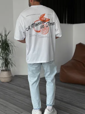 Hvid oversized unisex t-shirt med MOMENT IN TIME print