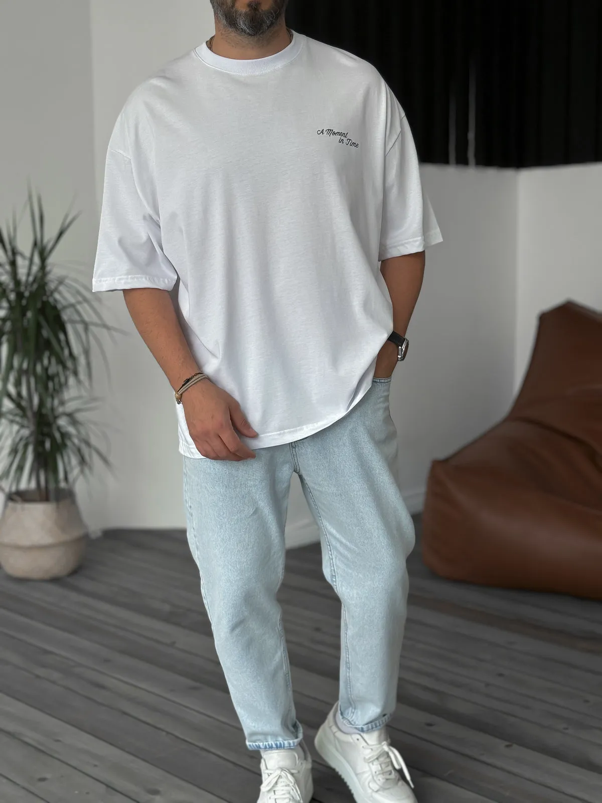 Hvid oversized unisex t-shirt med MOMENT IN TIME print