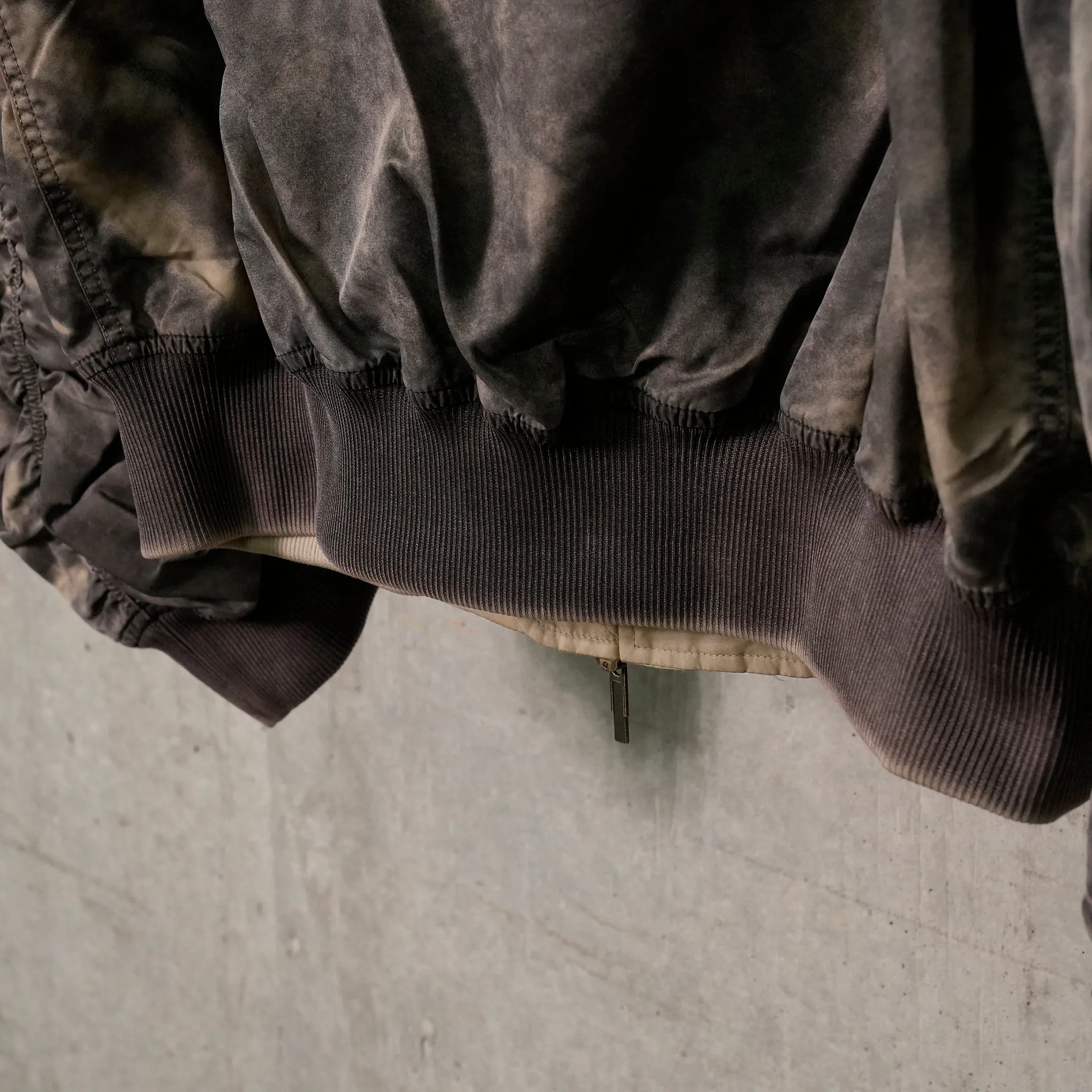 SANDWASHED NYLON BOMBER / BROWN