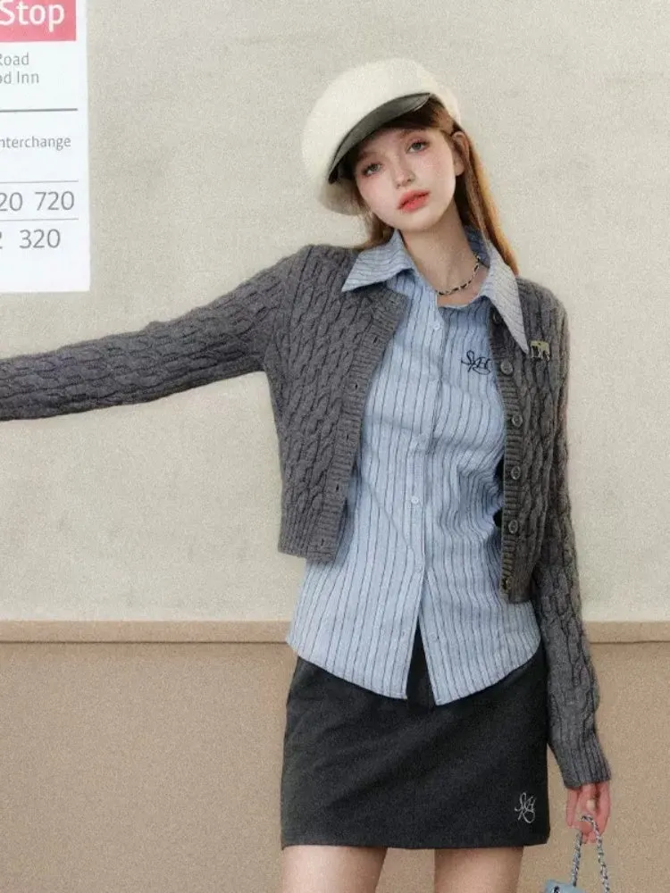 Slim-fitting and versatile knitted cardigan