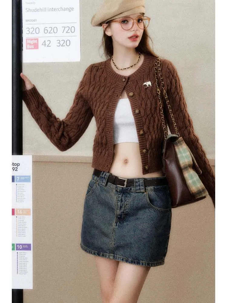 Slim-fitting and versatile knitted cardigan