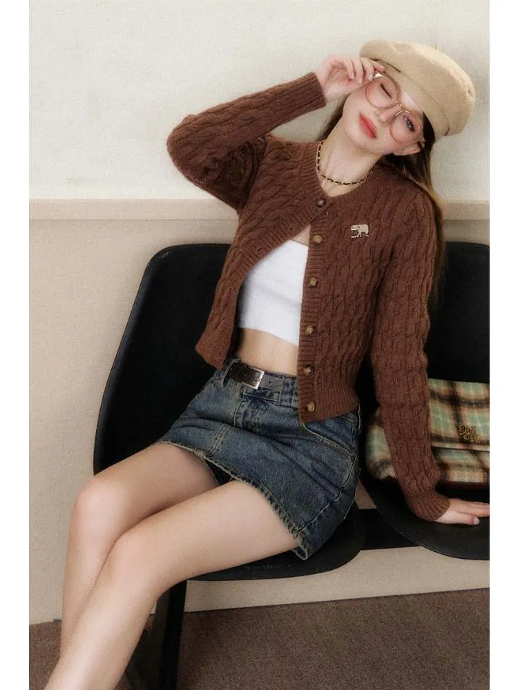 Slim-fitting and versatile knitted cardigan