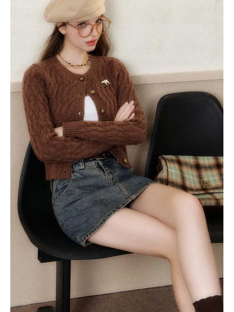 Slim-fitting and versatile knitted cardigan