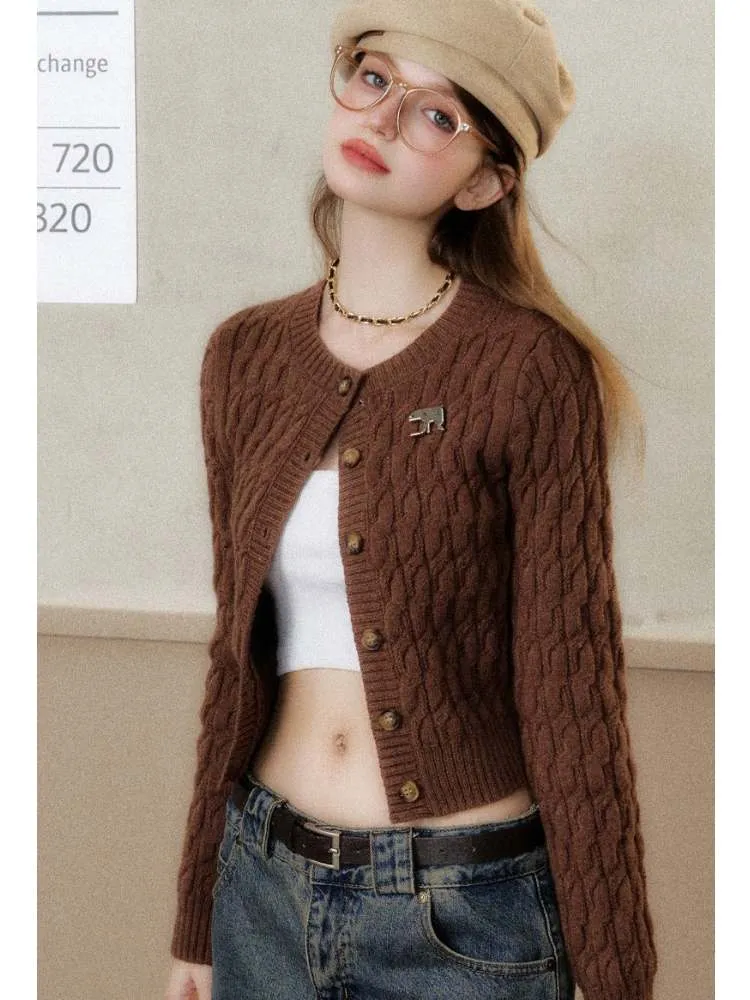 Slim-fitting and versatile knitted cardigan